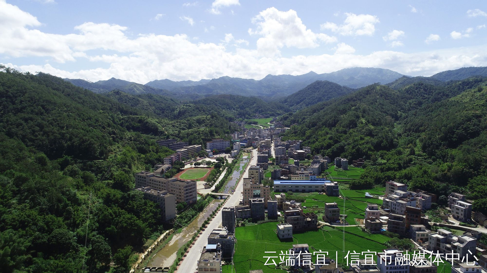 近日,记者在信宜市洪冠镇采访时发现,一个个生态与人文和谐,宜居宜业